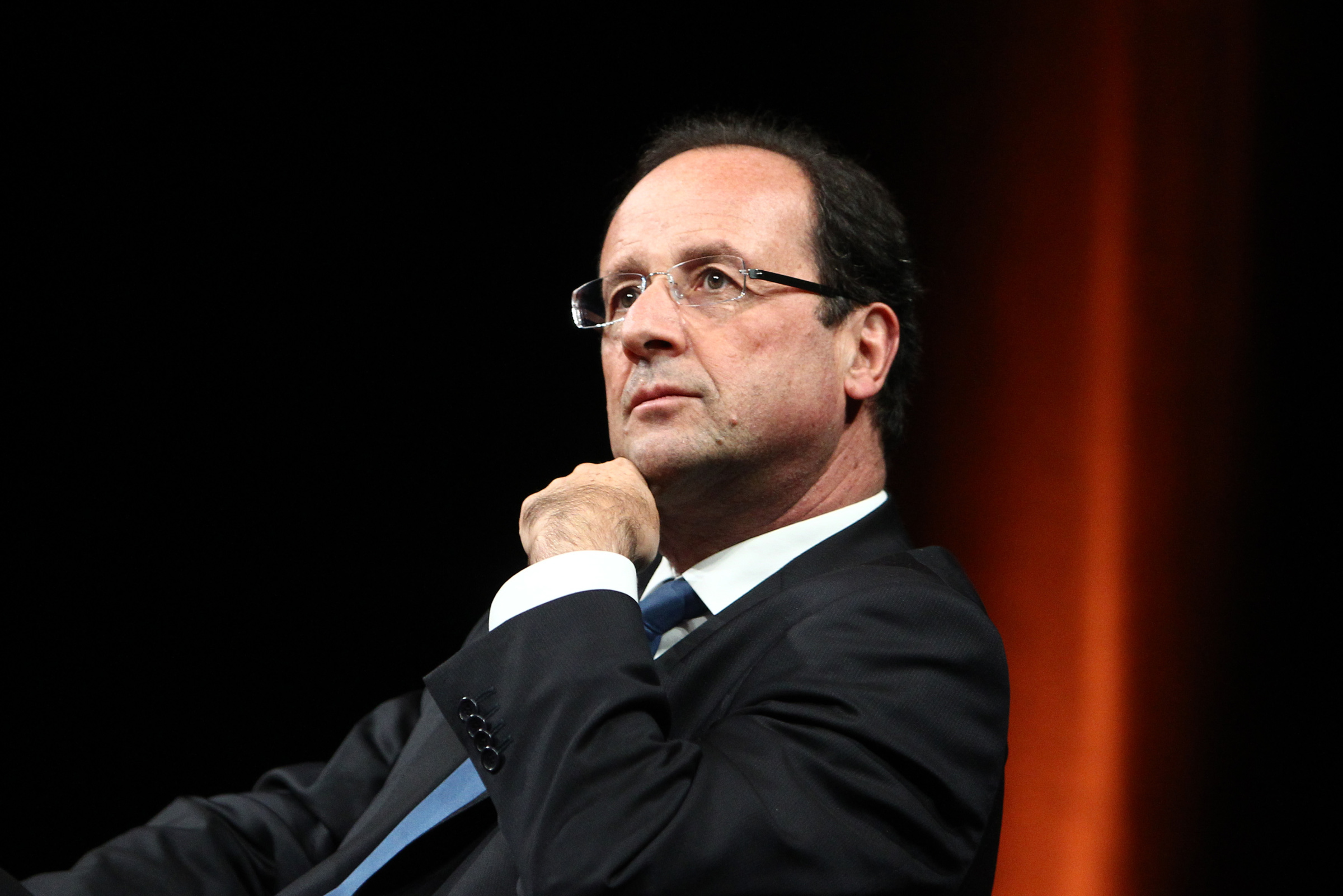 Hollande cogite à un remaniement