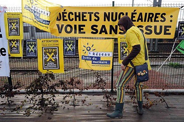Plusieurs organisations antinucléaires sont réunies à Valognes et appellent à bloquer le train de déchets.