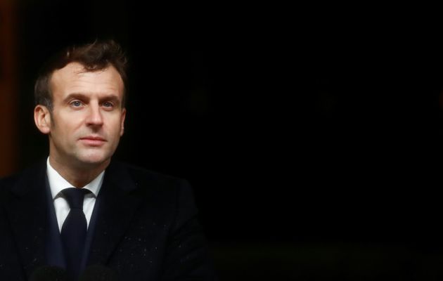 Sondage : Émmanuel Macron explose ses opposants