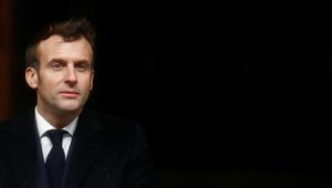 Sondage : Émmanuel Macron explose ses opposants