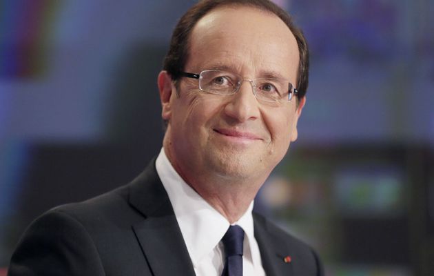Hollande gagne deux points dans le premier sondage de 2014